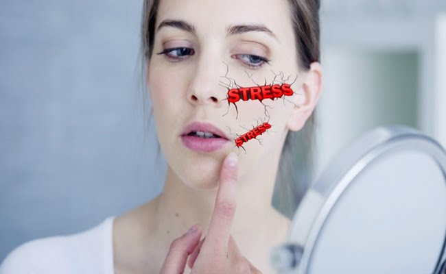 10 sinais de que a sua pele está sofrendo os efeitos do estresse