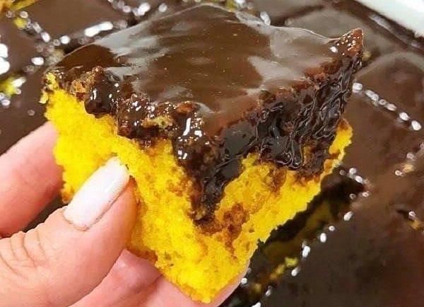 Bolo de cenoura com calda de chocolate