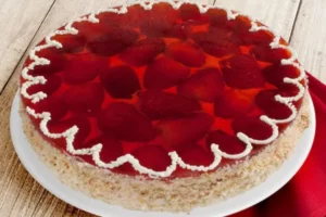 Receita de Bolo de Gelatina de Morango com Suspiro
