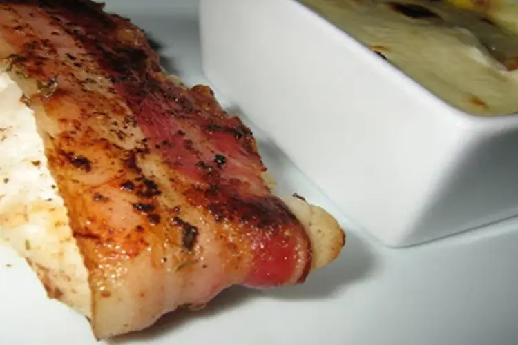 Receita de Embrulhinhos de Pescada e bacon com Puré de Cenoura Gratinado