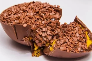 Receita de Ovo de Páscoa recheado com bolo de cenoura