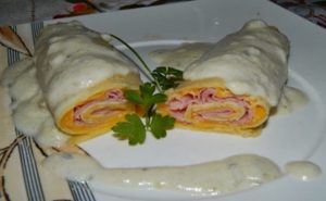 Receita de Panqueca de Presunto e Queijo e ao Molho Roquefort