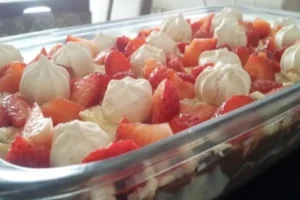 Receita de Pavê de Mini-suspiros com Morango