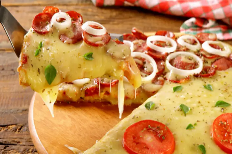 Receita de Pizza com massa de pão de queijo