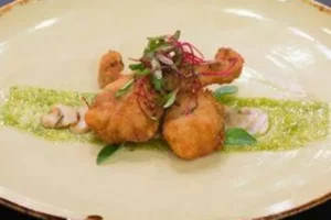 Receita de Rã empanada com molho pesto e lâminas de cogumelos