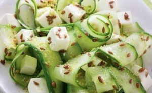 Receita de Salada de pepino com queijo branco e semente de linhaça