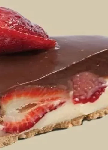 Receita de Torta de morango com cobertura de chocolate