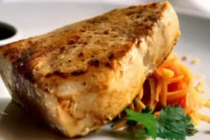 Receita de Atum Branco com Salada de Papaia Verde